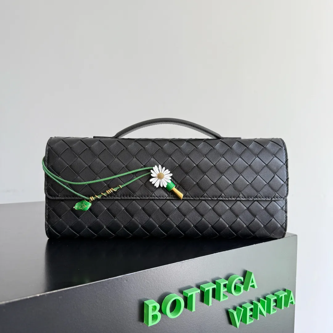 Batch 1720 Bottega Veneta clutch bags are shipping! The carefully crafted latch opening and closing is like a small key, giving us a sense of ritual every time we use this bag. The innovative design this time is to make the latch part into the shape of a small daisy. The originally elegant and restrained style instantly adds some playfulness, and matches with a skirt. Going out for a picnic or admiring the scenery will add to the overall look🌸🌸The heavily crafted daisy is lifelike and full of exquisiteness. The fixed rope is also decorated with a winding golden rope and a small leaf, echoing the daisy. The whole bag looks very coordinated. Style number: 836810 (741511) Size: 31*13*3cm